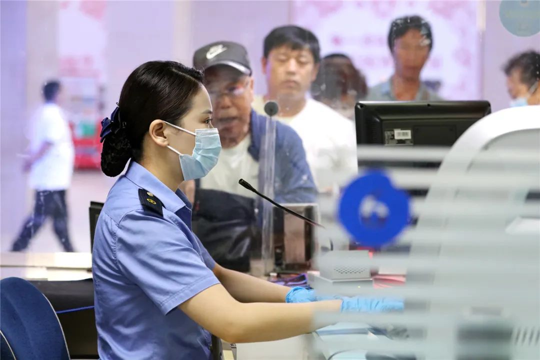 “老年旅客乘火车攻略”拍了拍你,快为爸妈收藏!