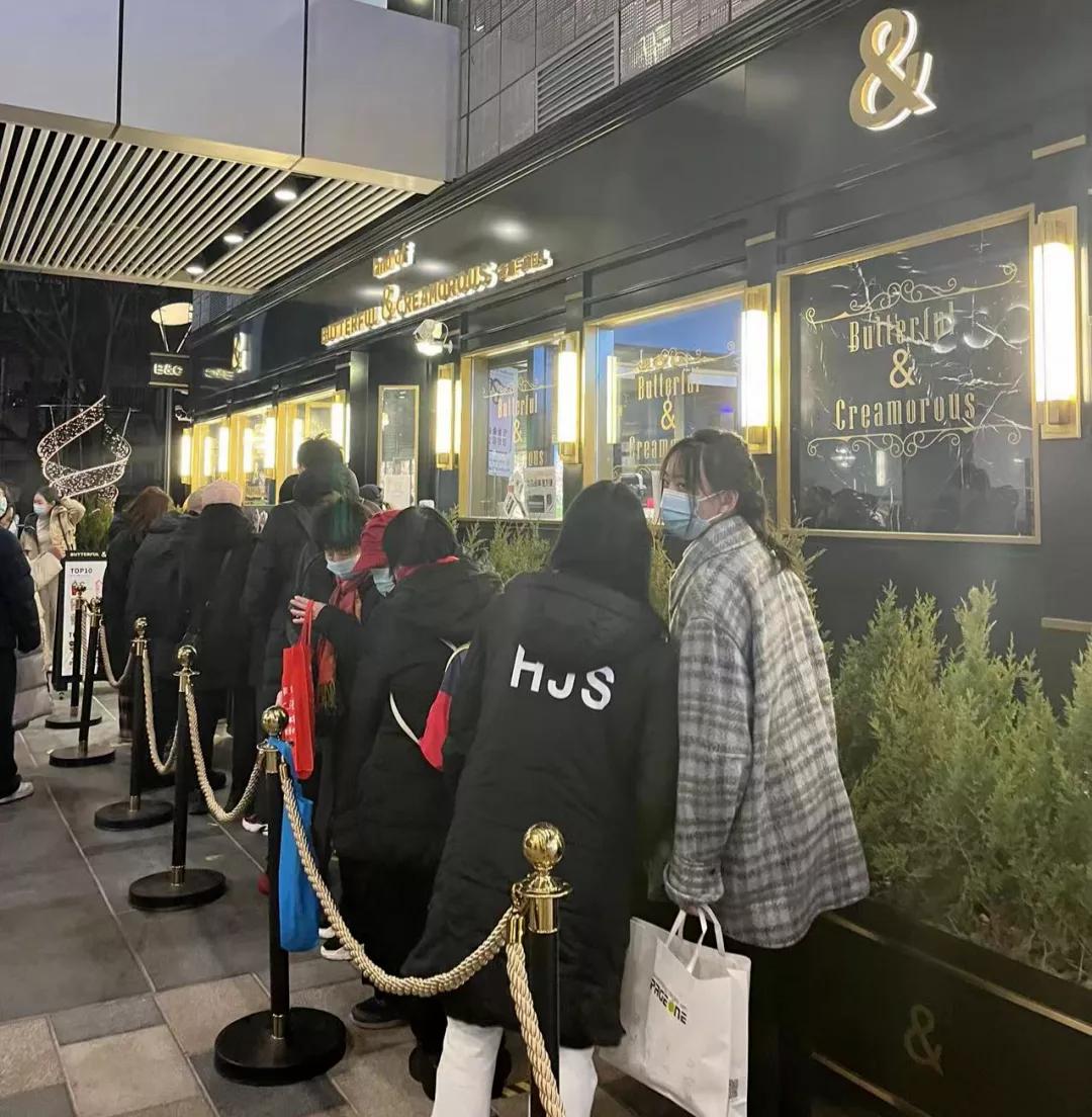 在三里屯BC排长队，一袋面包黄牛卖我200块