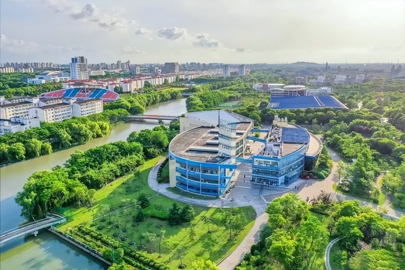 国务院新闻办公室发布！这一领域再获关注，上海一高校多个专业100%就业！