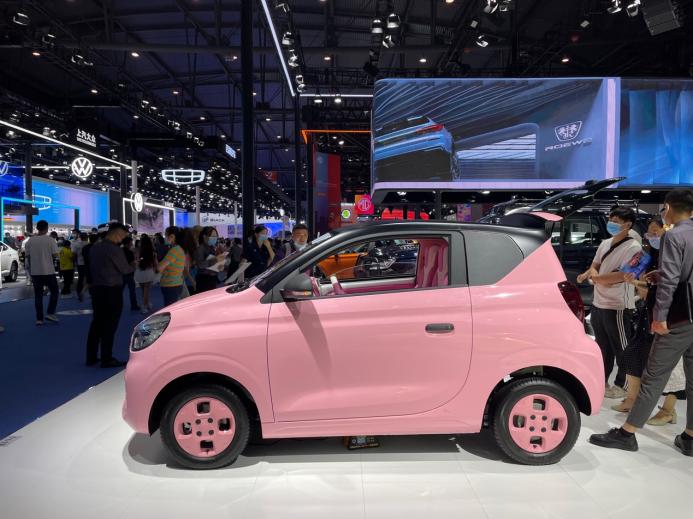 qq冰淇淋全景,qq冰淇淋比五菱mini大多少