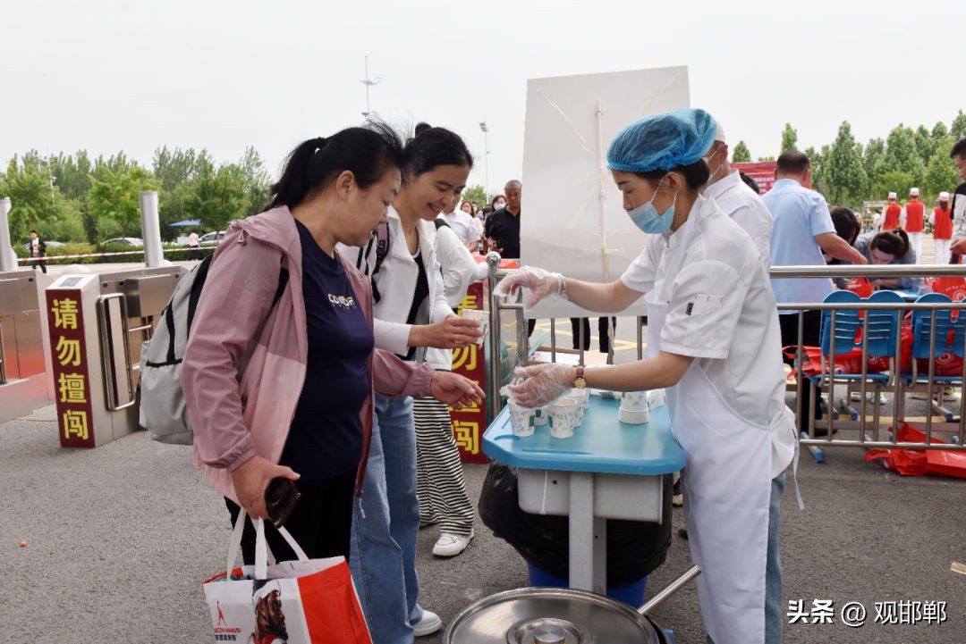 以爱之名育心成长主题活动,成人礼仪式学校举办