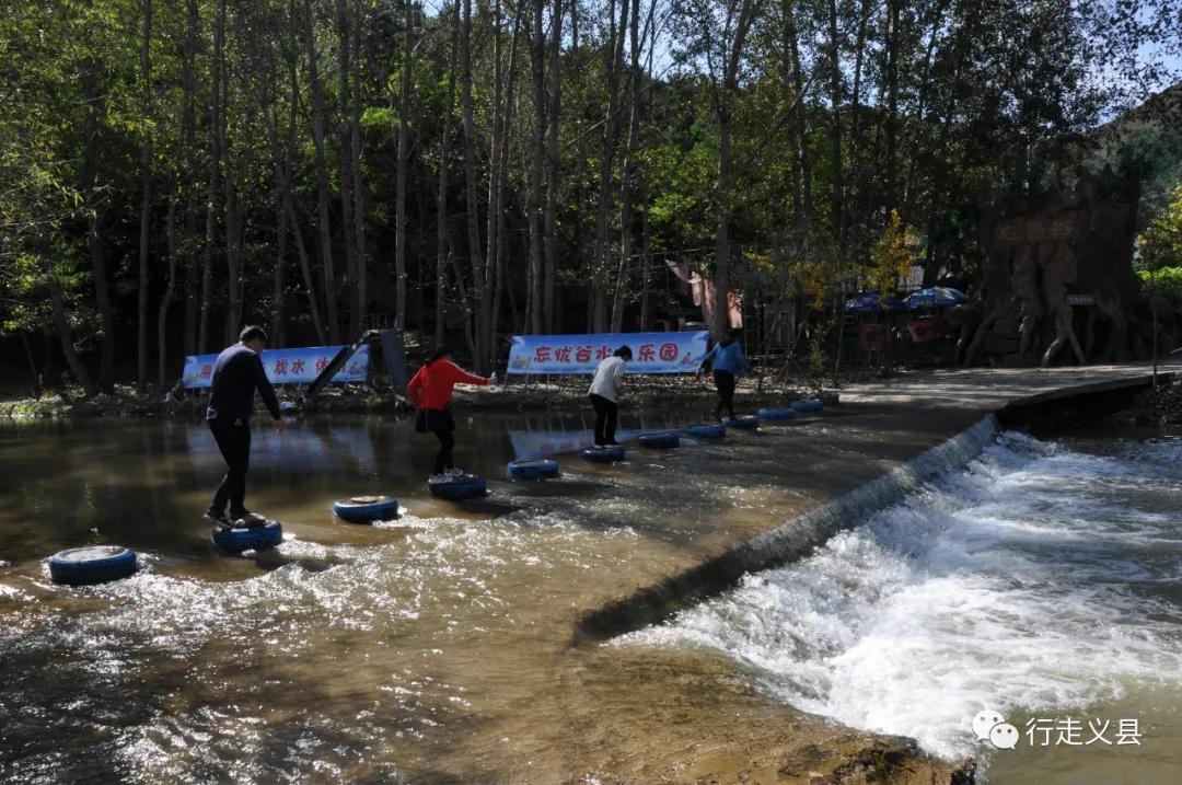 金秋十月看万山红遍层林尽染,金秋十月看红叶的诗句