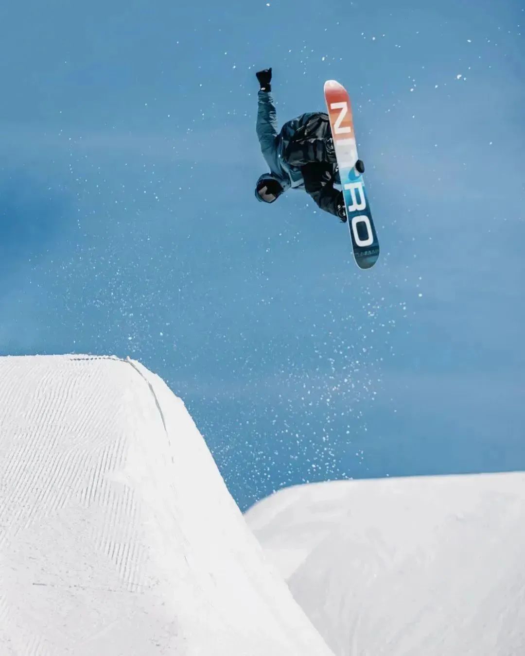 最像滑雪服的冲锋衣,冲锋衣和滑雪服外观