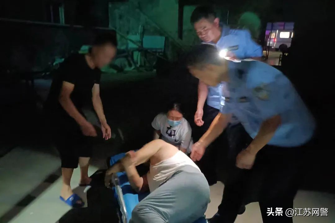 独居老人突发疾病警务站及时救助,泗洪救援老人的视频