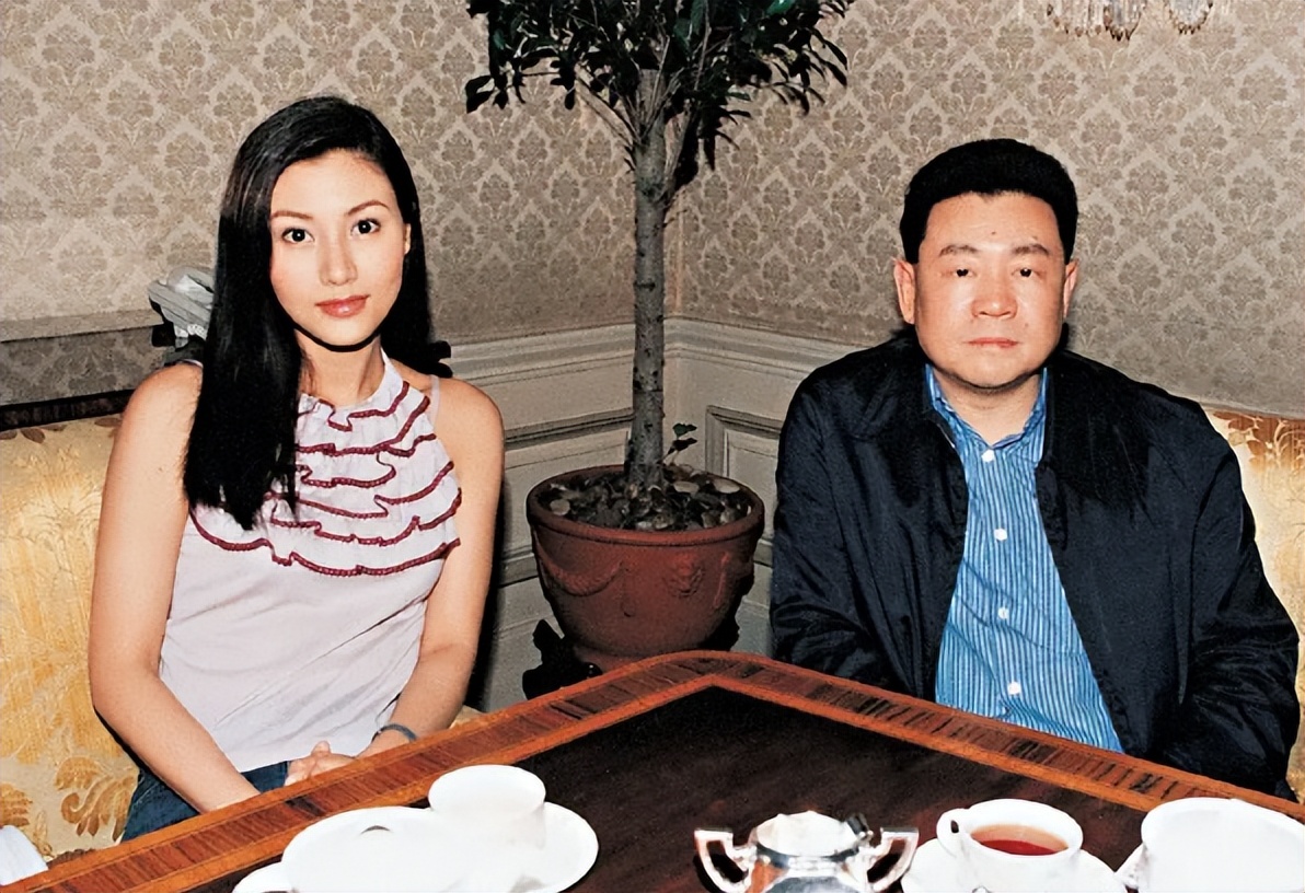 李嘉欣为60岁老公庆生,李嘉欣和许建彤视频