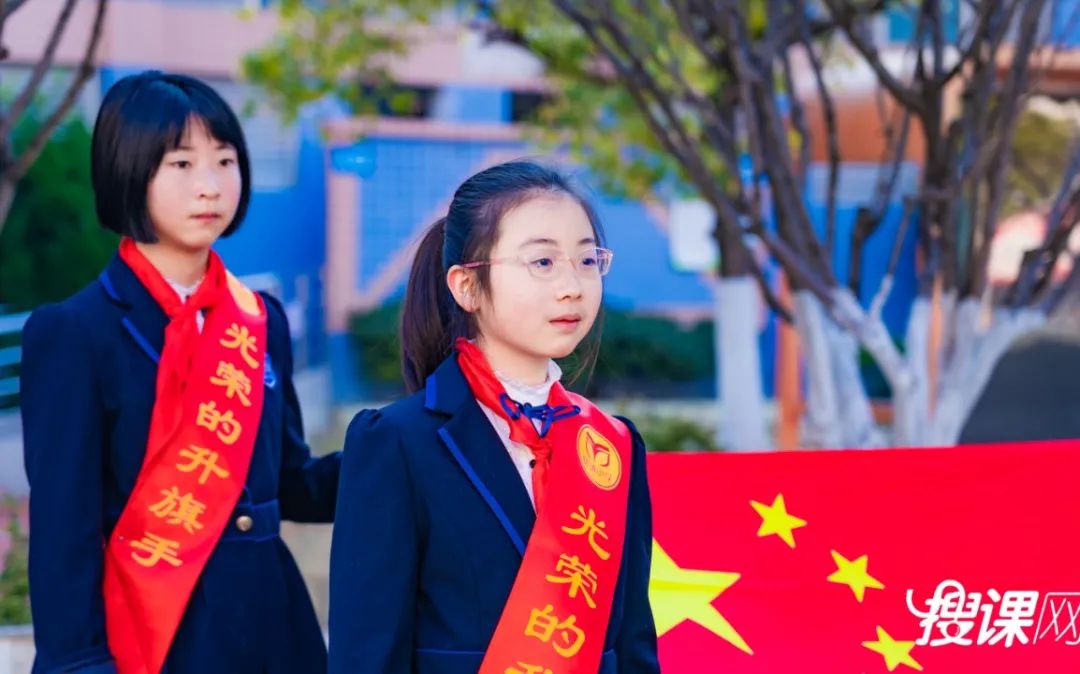 开学季校园展示打卡,开学啦冰墩墩小学生积极向上图片