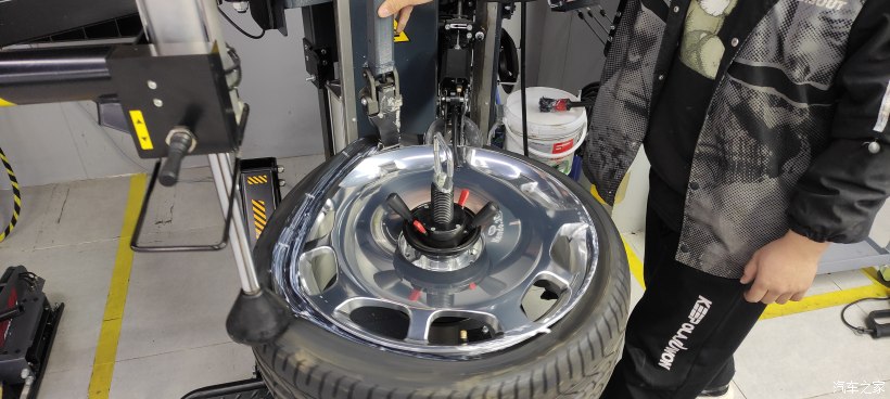 银色奔驰威霆改迈巴赫双拼色,威霆国六内饰改成迈巴赫款式