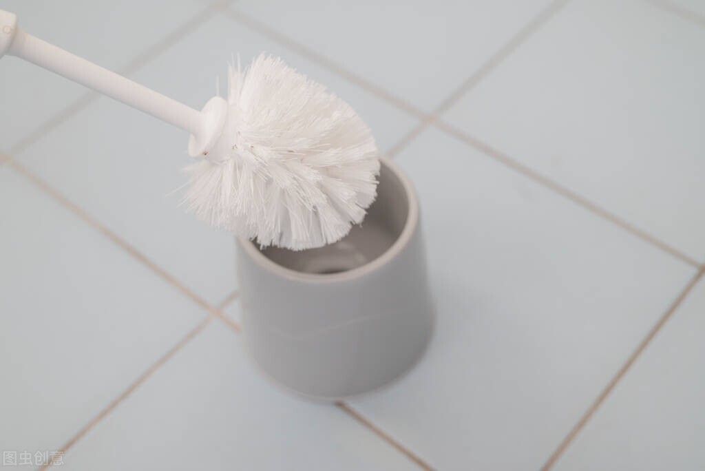 马桶堵了？用上一个塑料袋就能快速疏通，不用花上百元请师傅掏