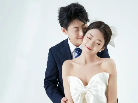 前天，因为没钱被前男友甩了。今天，她就和一个有钱的帅哥闪婚。