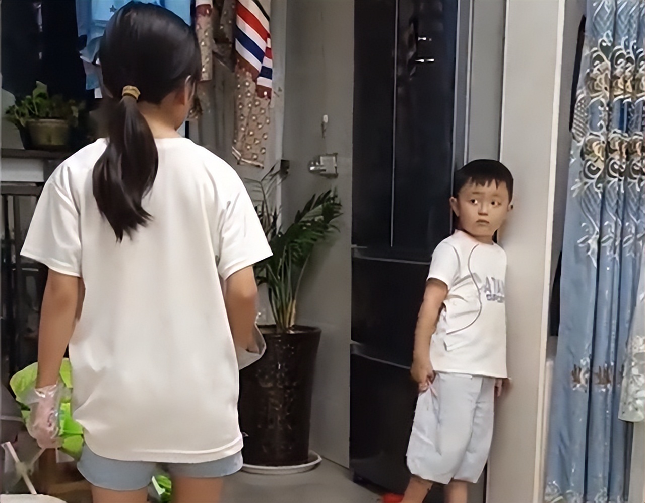 哥哥踩着弟弟胳膊喂饭,哥哥踩住弟弟的胳膊喂饭