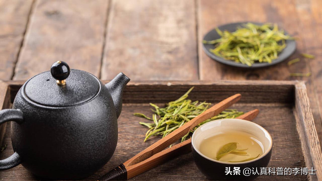 50岁左右饮多少水更为健康,50岁后想防病切记这5种水喝不得