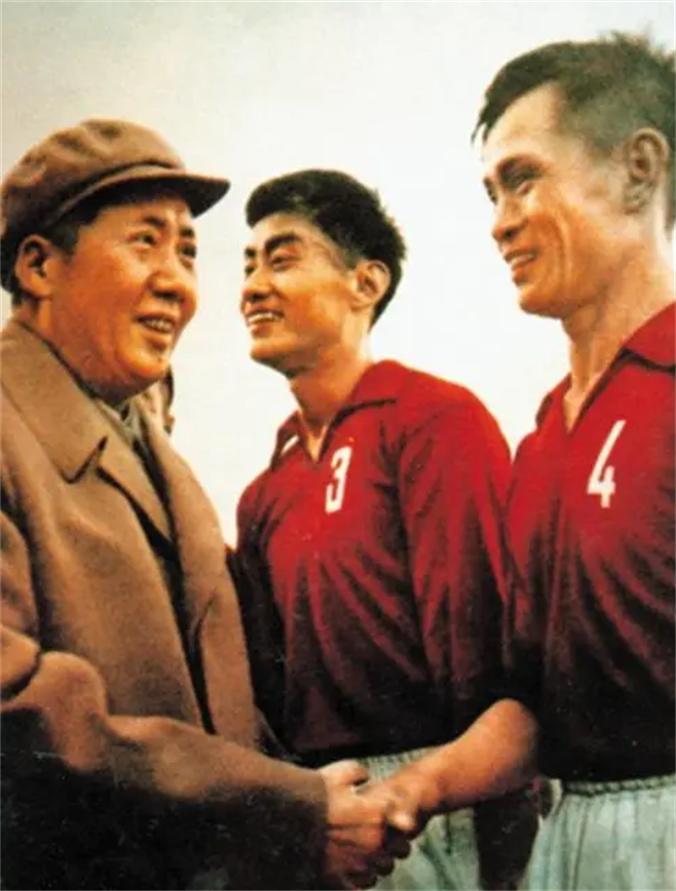 伟人也爱足球？足球队接连败绩，贺龙一怒将其解散：我死不瞑目