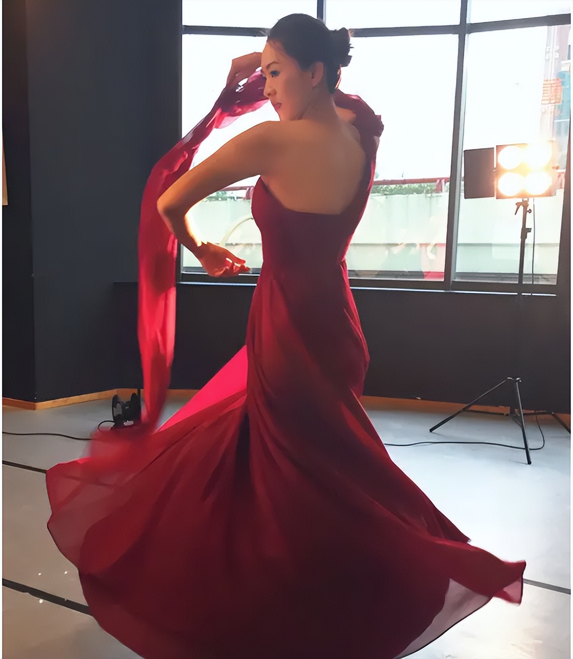 嫁人即翻身？从丑闻女主到逆袭视后，童谣身后的故事从没那么简单