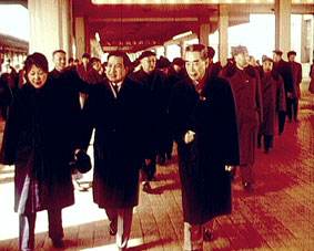 为何周总理的脸色勃然变化，并让罗瑞卿和刘亚楼等将领罚站？