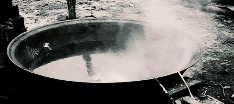 女子穿日军军装拍照被拘留,女子穿侵华日军服装摆拍新闻视频