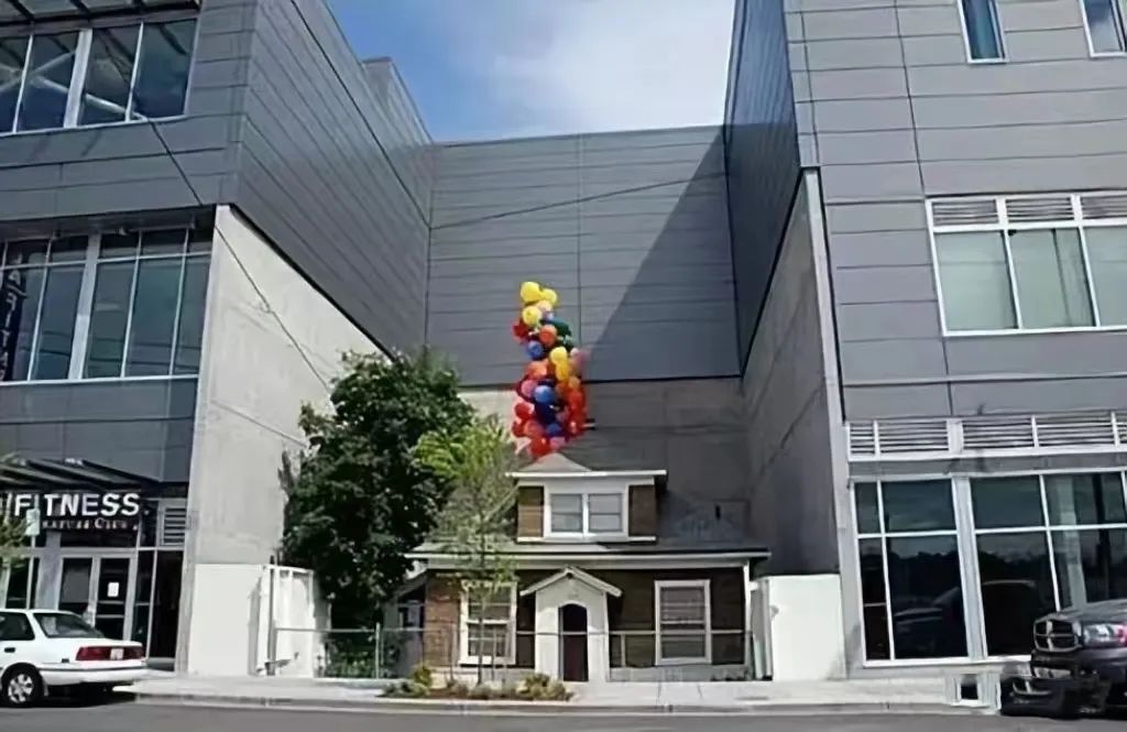 她为什么会把价值百万美元的老屋，送给一个陌生人？