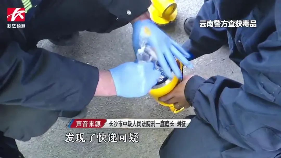 男子贩毒获刑和女儿吻别,男子贩毒获刑与3岁女儿吻别