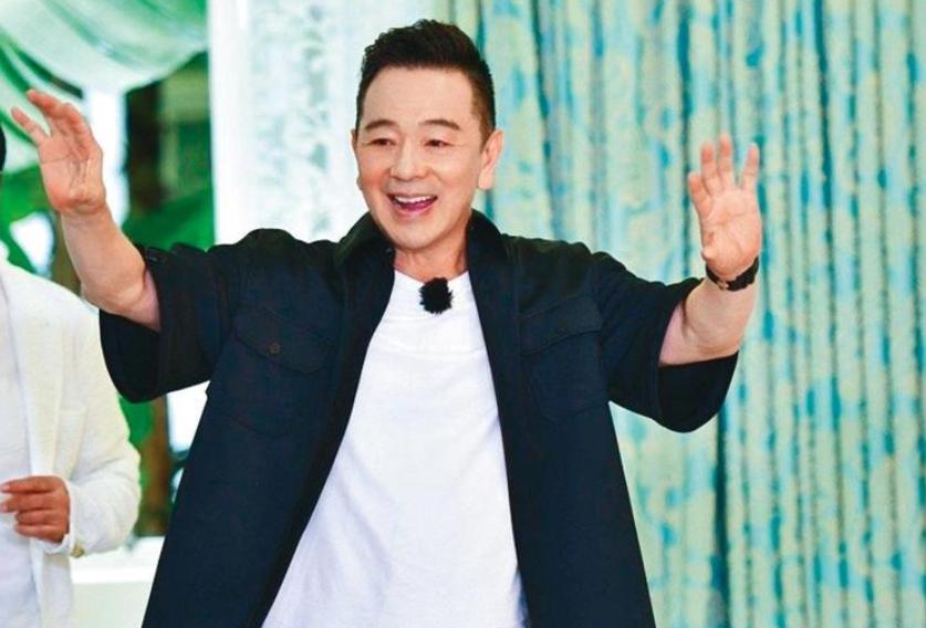 张晨光全家近照,62岁的张晨光看着依然硬朗帅气