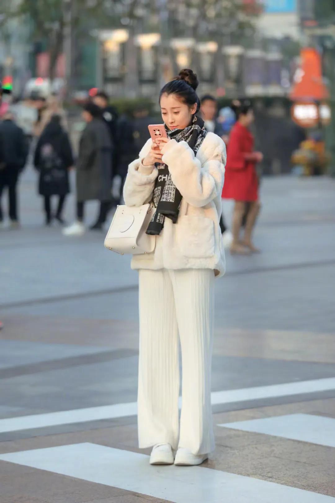 看街拍穿搭推荐,fendi围巾搭配lv