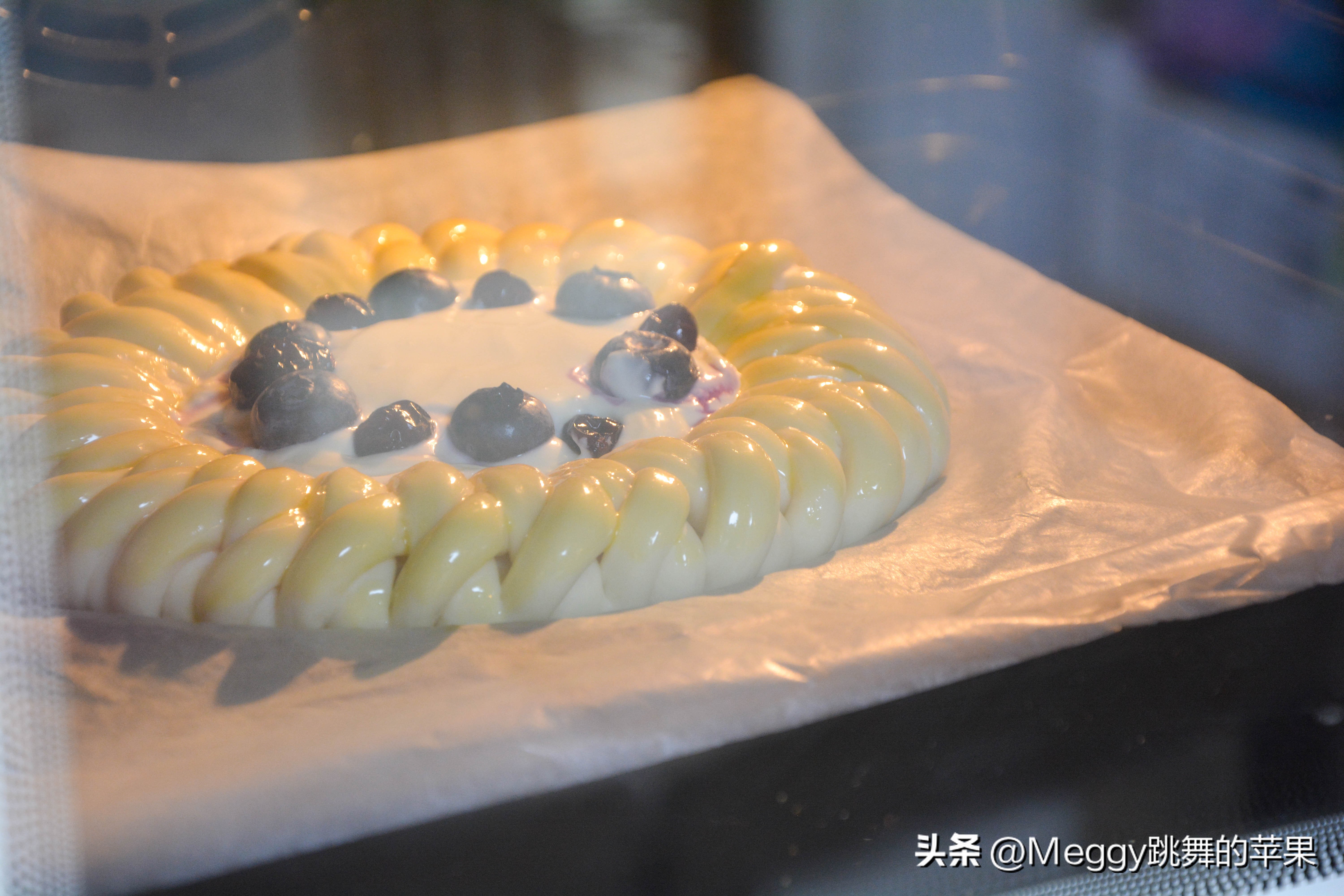 这个奶酪花环面包棒极了,颜值与美味并存,新年送礼可以有