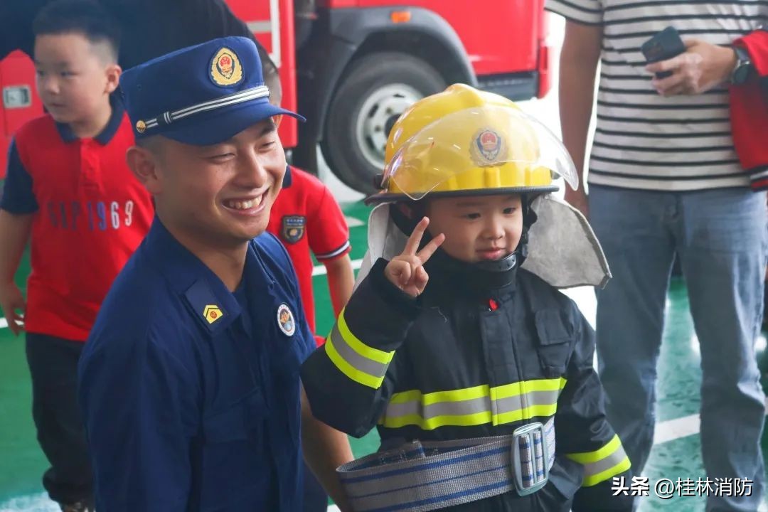 消防站开放日活动迎萌娃亲子团,童行消防站