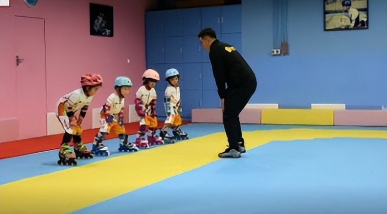 轮滑教程初学儿童版,轮滑怎么刹车