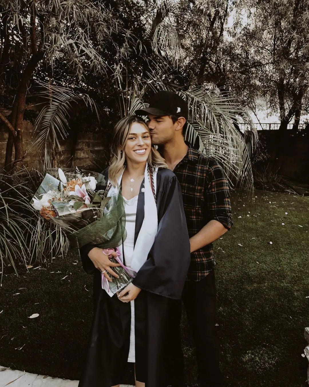 让霉霉写歌后悔分手的男神官宣结婚！娶同名小护士：这缘分绝了…