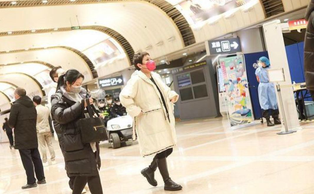 向太穿8万羽绒服,向太穿搭风格