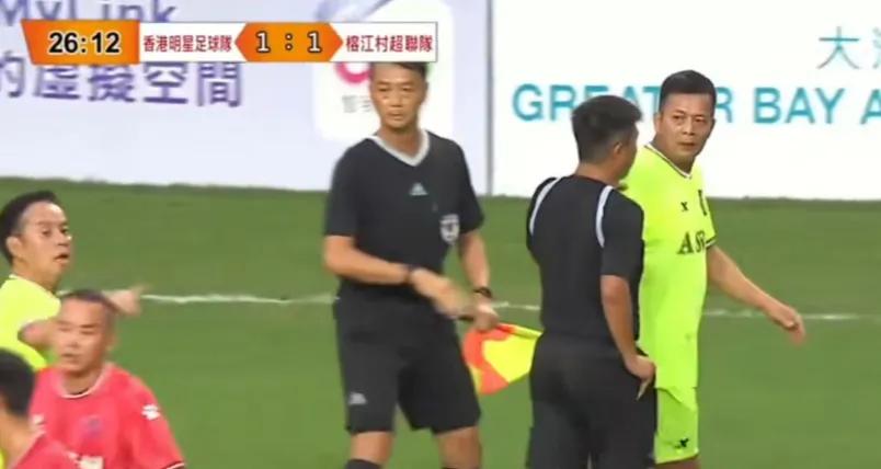 黄日华踢球风波在哪里踢,黄日华踢人视频