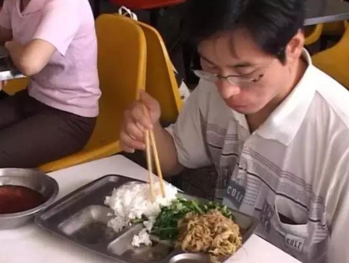 20年前，陕西农民把儿子供成大学生，毕业后月薪600，读书无用？