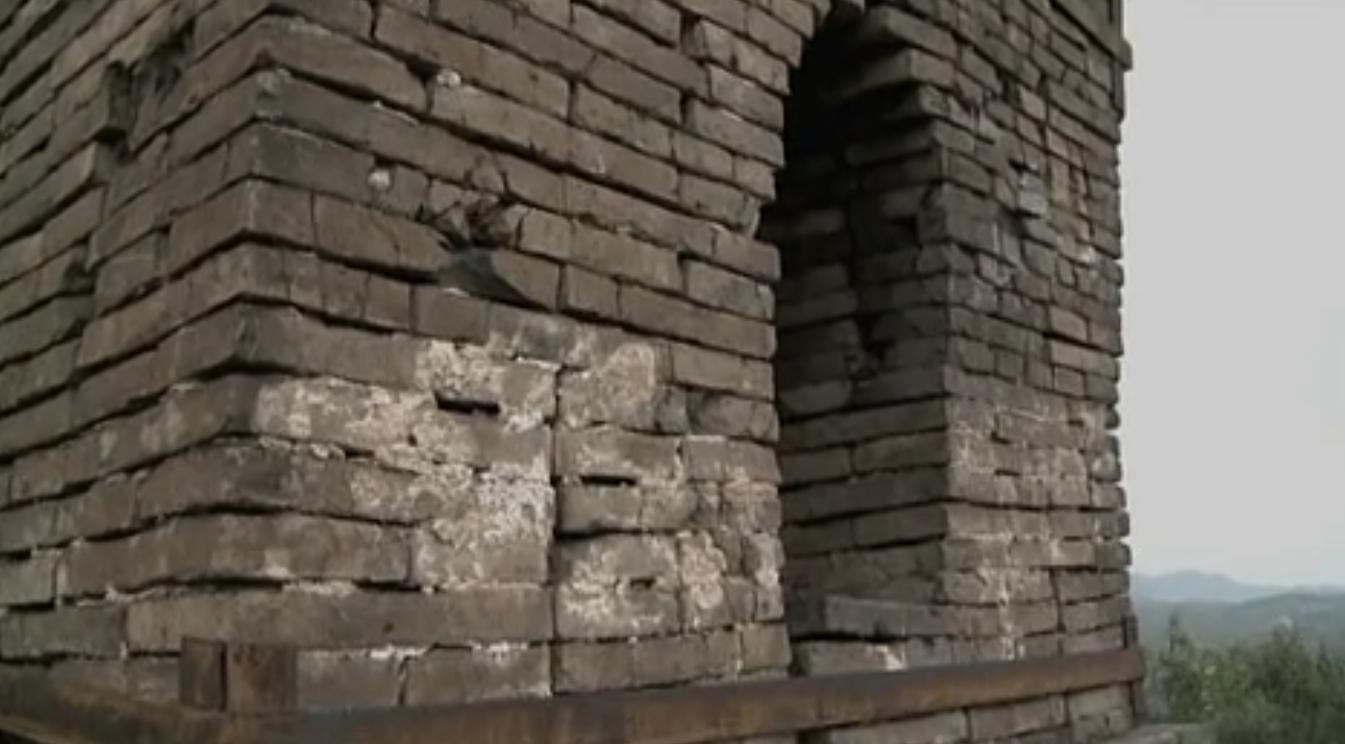 承德巨大岩石千年古塔,河北承德巨石上悬立两座古庙