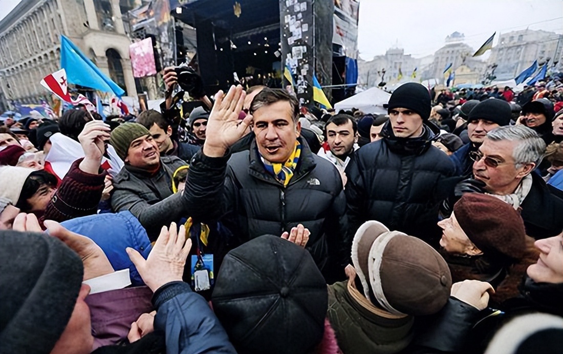 2008年那个敢和普京开战的总统，后来成为流浪汉，偶尔被母亲接济