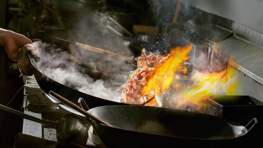 河南大姐大锅菜10块钱一份随便吃,卖便宜大锅菜