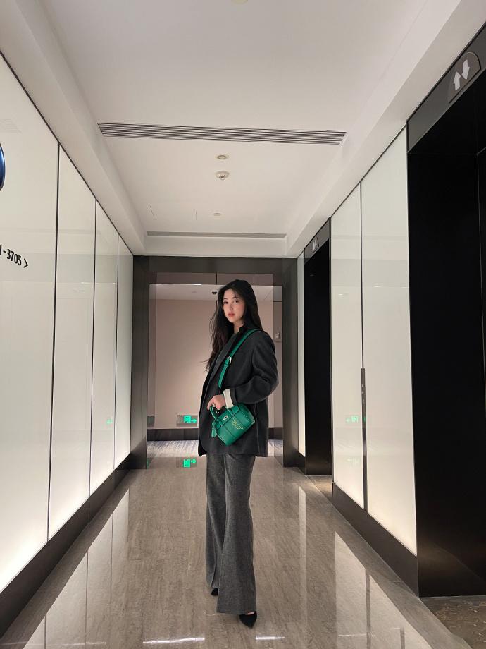 朱珠衣服大方秀出天鹅美成焦点,朱珠着装尽显妩媚