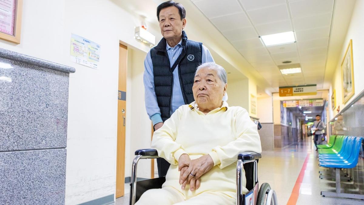 哪些年轻名人因新冠而死,2022年逝去的14位名人