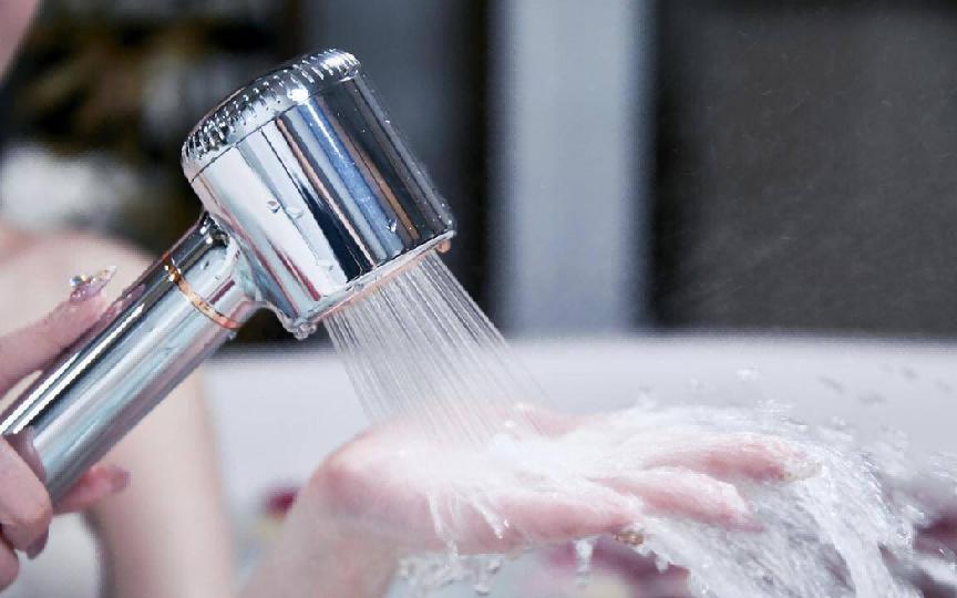 女裤每天湿湿的而且有异味是为啥,女性女裤有黄渍正常吗