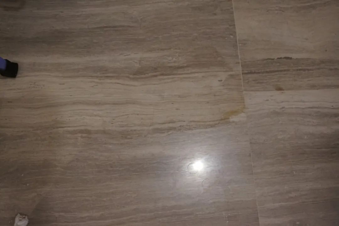 楼上漏水保修期8年未到属谁负责,楼上防水导致漏水谁赔偿