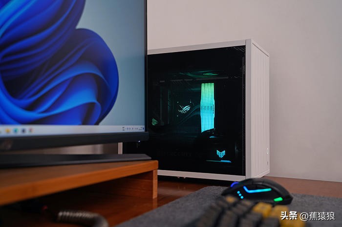 代码36KROGB760-GTUF4070TI，简约黑白调AKLLAA6MMATX机箱装机秀