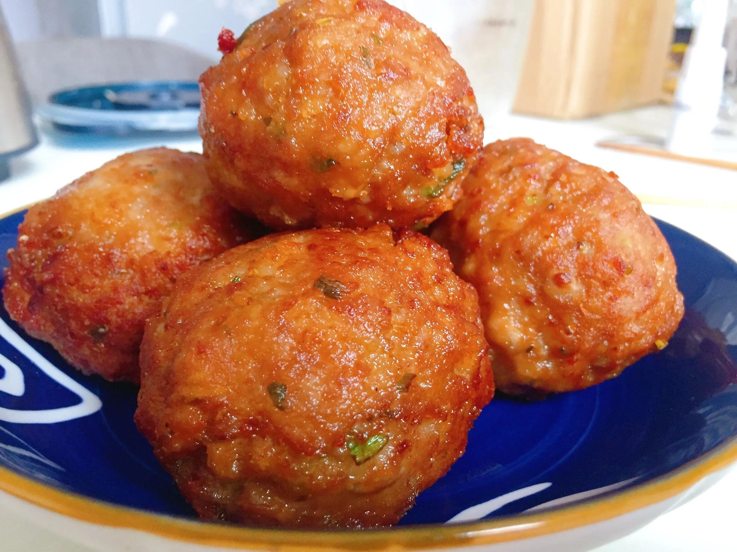 红烧狮子头怎么做才能滑嫩不散,大厨教你做红烧狮子头又香又解馋