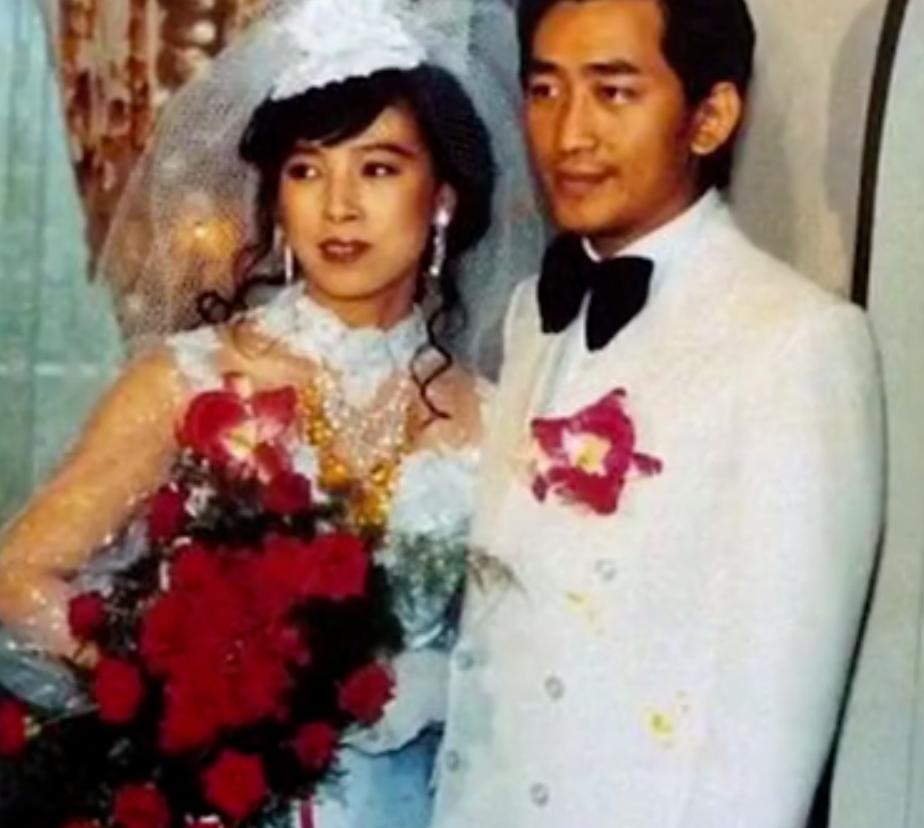 出轨牛郎被捉奸在床，“顶流富婆”的劲爆大瓜！