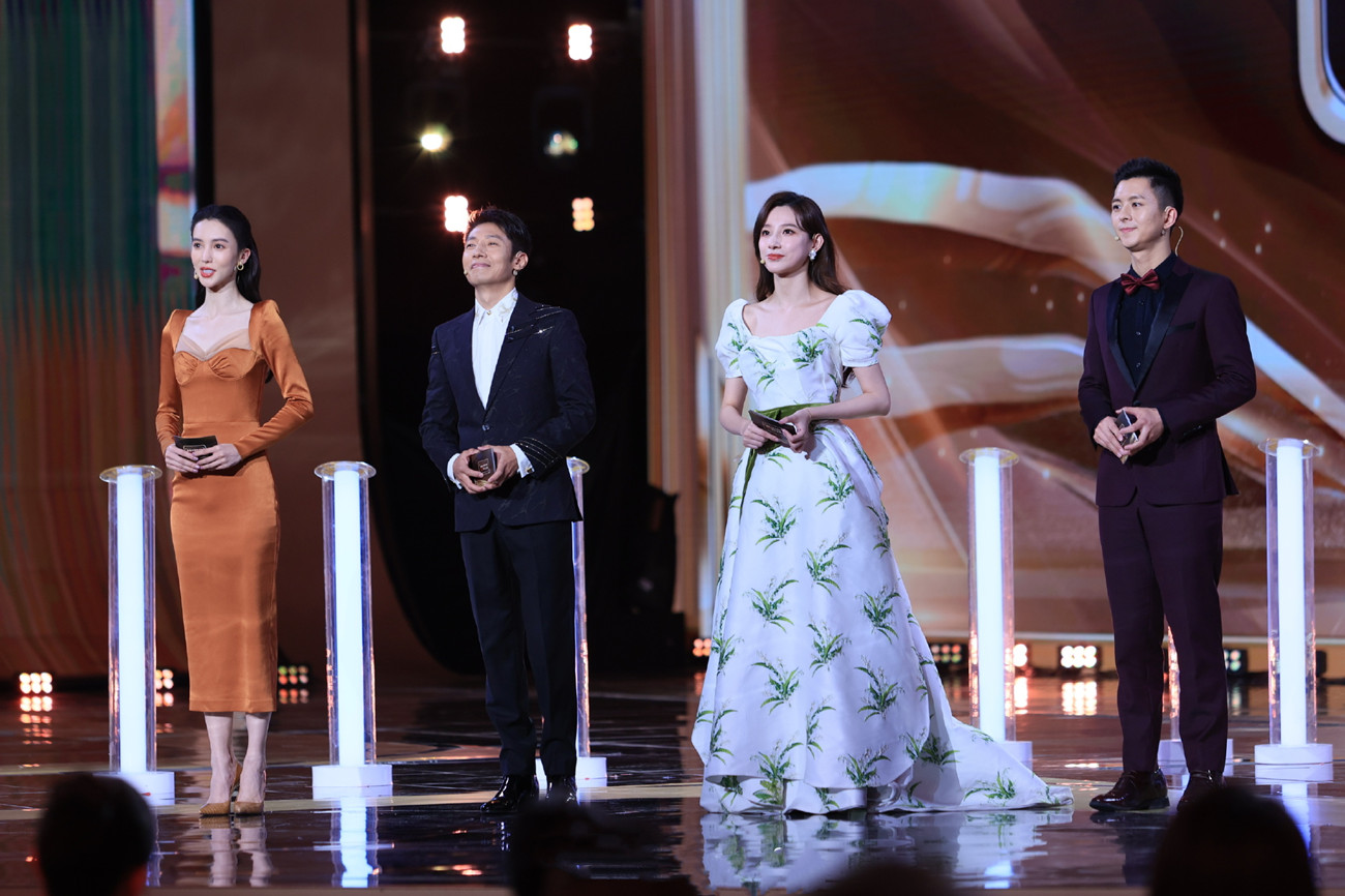 董卿接班人是熟悉的她！穿刺绣裙温婉大气，与撒贝宁搭档不怯场