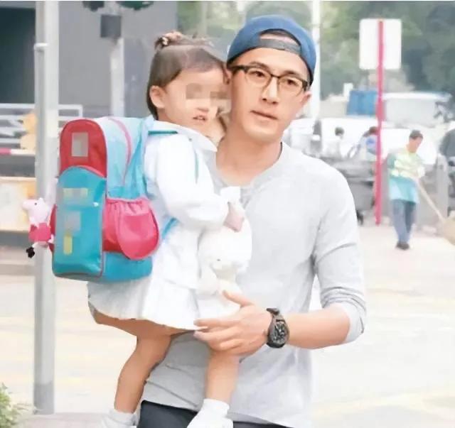 杨幂赴香港看望小糯米,刘恺威和杨幂带小糯米走机场