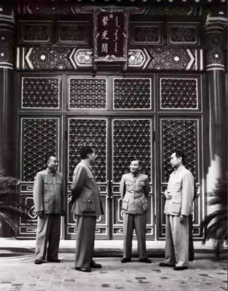 新中国成立前,*剑英叶**邀请中央入驻中南海,毛*东泽**拒绝:不做皇帝