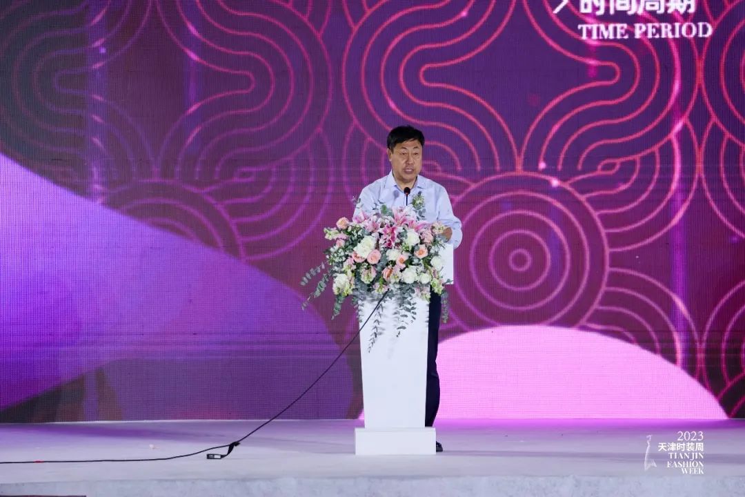 皮尔卡丹把时尚带入中国,皮尔卡丹中国服装展