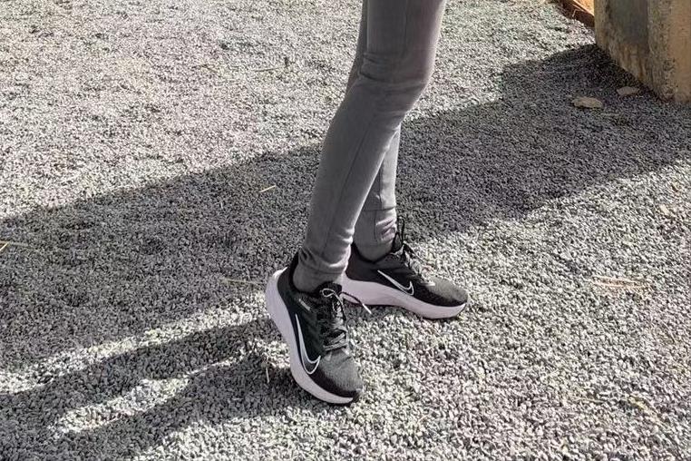 董洁毛衣搭配什么鞋好看,董洁球鞋搭配分享