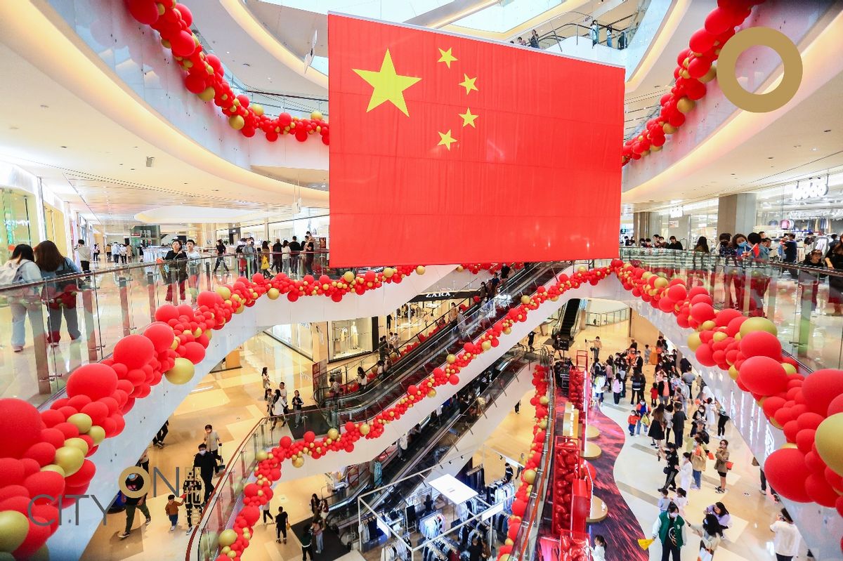 “熙”望长安·锦绣中华熙地港唱响华诞打造巨型*旗国**献礼国庆满眼尽是中国红