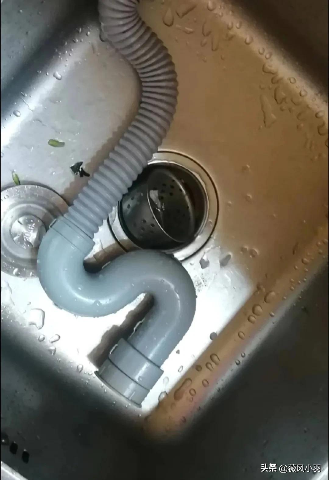 正值煮饭时分。洗菜盆的下水管道堵塞。自己都能搞定。不需要叫人