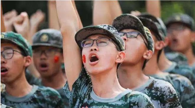 军训时教官逼学员喝烟灰水后续,教官让学生喝饮料