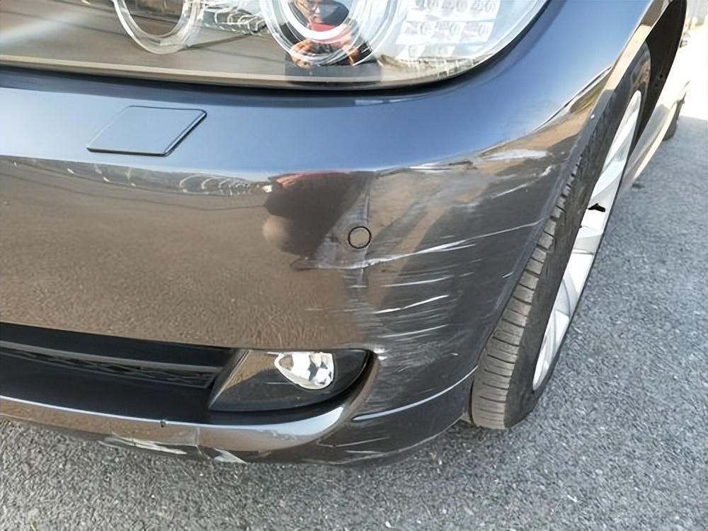 新车自己剐蹭了怎么报保险合适,新车被刮了报保险划算还是自己修