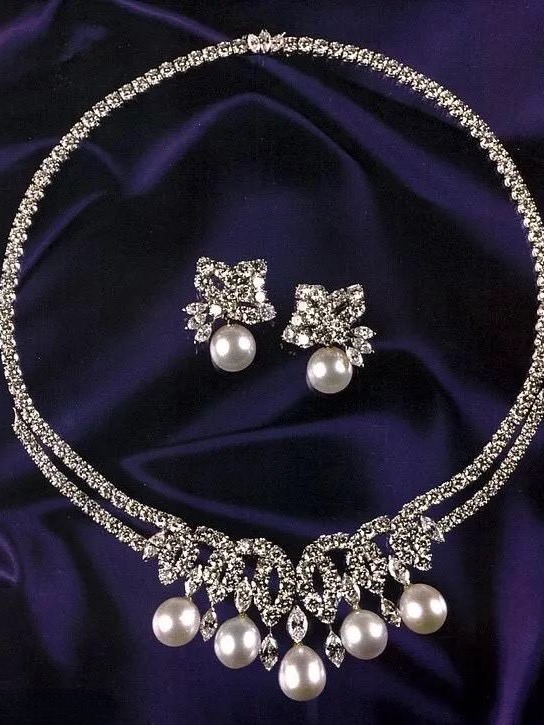 戴安娜天鹅湖项链套装拍卖 (戴安娜为什么要卖掉20件王室礼服)